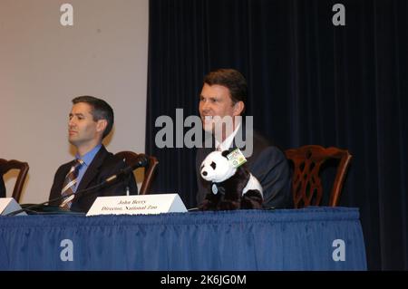 Il programma della Giornata della Terra 2006 è stato organizzato dal Vice Segretario Robert Zoellick e dal Sottosegretario alla democrazia e agli Affari globali Paula Dobriansky nell'Auditorium Dean Acheson. Foto Stock