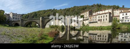 Lavoute Chilhac etichettato Les Plus Beaux Villages de France, Arch ponte sul fiume Allier. Dipartimento dell'alta Loira, Auvergne, Francia Foto Stock