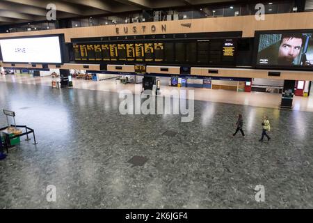 I macchinisti di 12 compagnie ferroviarie rappresentate dal sindacato di Aslef vanno in sciopero oggi. I lavoratori dell’Associazione dei lavoratori salariati dei trasporti (TSSA) e. Foto Stock