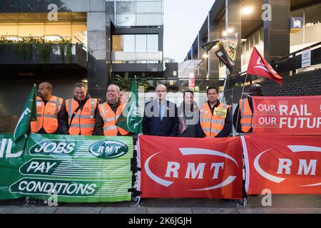 I macchinisti di 12 compagnie ferroviarie rappresentate dal sindacato di Aslef vanno in sciopero oggi. I lavoratori dell’Associazione dei lavoratori salariati dei trasporti (TSSA) e. Foto Stock