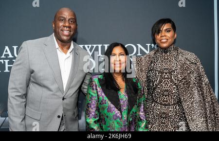 13 ottobre 2022, New York, New York, Stati Uniti: Earvin Magic Johnson, cookie Johnson, EJ Johnson partecipa alla serata di apertura della rinascita della lezione di pianoforte di August Wilson all'Ethel Barrymore Theatre (Credit Image: © Lev Radin/Pacific Press via ZUMA Press Wire) Foto Stock