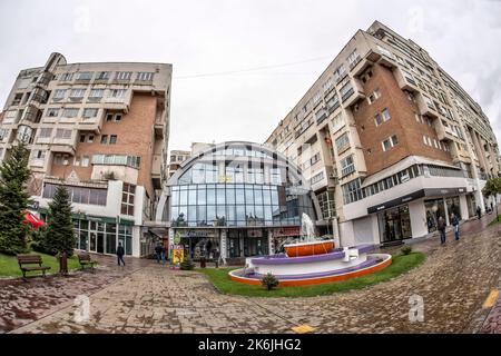 TARGU-JIU, ROMANIA-OTTOBRE 08: Edifici nel centro della città il 08 ottobre 2014 a Targu-Jiu. Vista fisheye. Foto Stock