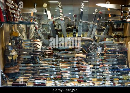 Spade e pugnali artigianali in un negozio artigianale di Toledo Foto Stock