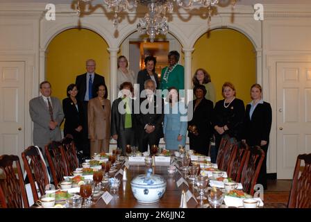 I partecipanti, in posa per un ritratto di gruppo, a pranzo per gli ambasciatori femminili del Dipartimento, ospitati dal Sottosegretario per la democrazia e gli affari globali Paula Dobriansky nella sala Henry Clay Foto Stock