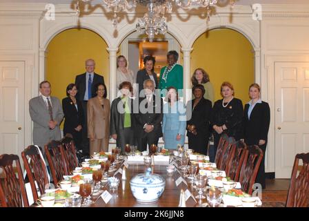 I partecipanti, in posa per un ritratto di gruppo, a pranzo per gli ambasciatori femminili del Dipartimento, ospitati dal Sottosegretario per la democrazia e gli affari globali Paula Dobriansky nella sala Henry Clay Foto Stock