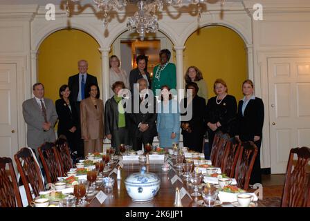 I partecipanti, in posa per un ritratto di gruppo, a pranzo per gli ambasciatori femminili del Dipartimento, ospitati dal Sottosegretario per la democrazia e gli affari globali Paula Dobriansky nella sala Henry Clay Foto Stock