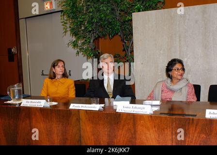 Commemorazione, nell'Auditorium di Loy Henderson, del 25th° anniversario della Dichiarazione delle Nazioni Unite sull'eliminazione di tutte le forme di intolleranza e di discriminazione basate sulla religione o sulle convinzioni personali, con la partecipazione di Antonin Scalia, Segretario Condoleezza Rice, Sottosegretario per la democrazia e gli affari globali Paula Dobriansky, STATI UNITI Ambasciatore in generale per la libertà religiosa internazionale John Hanford III, e la relatrice speciale delle Nazioni Unite Asma Jahangir, tra gli altri Foto Stock