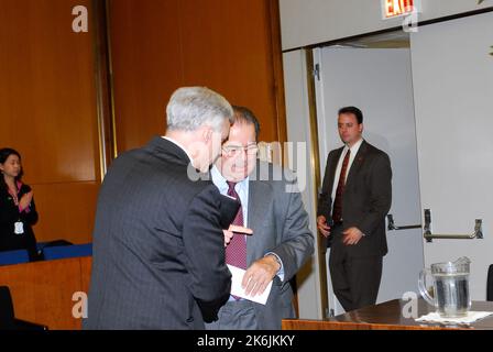 Commemorazione, nell'Auditorium di Loy Henderson, del 25th° anniversario della Dichiarazione delle Nazioni Unite sull'eliminazione di tutte le forme di intolleranza e di discriminazione basate sulla religione o sulle convinzioni personali, con la partecipazione di Antonin Scalia, Segretario Condoleezza Rice, Sottosegretario per la democrazia e gli affari globali Paula Dobriansky, STATI UNITI Ambasciatore in generale per la libertà religiosa internazionale John Hanford III, e la relatrice speciale delle Nazioni Unite Asma Jahangir, tra gli altri Foto Stock