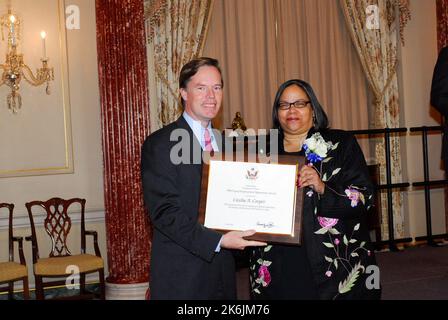 Programma di premiazione del Dipartimento 2006 nella sala Benjamin Franklin, con il Sottosegretario agli Affari politici R. Nicholas Burns e il Direttore Generale del Servizio Esteri George Staples tra i funzionari a disposizione Foto Stock