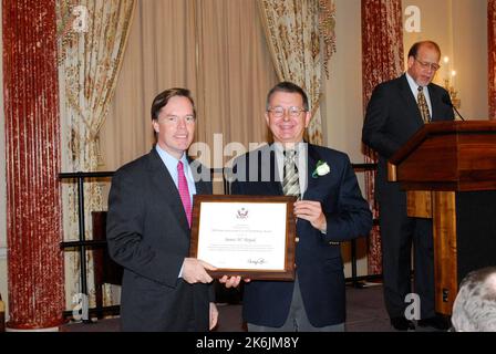 Programma di premiazione del Dipartimento 2006 nella sala Benjamin Franklin, con il Sottosegretario agli Affari politici R. Nicholas Burns e il Direttore Generale del Servizio Esteri George Staples tra i funzionari a disposizione Foto Stock