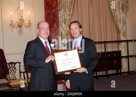 Programma di premiazione del Dipartimento 2006 nella sala Benjamin Franklin, con il Sottosegretario agli Affari politici R. Nicholas Burns e il Direttore Generale del Servizio Esteri George Staples tra i funzionari a disposizione Foto Stock