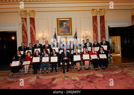 Programma di premiazione del Dipartimento 2006 nella sala Benjamin Franklin, con il Sottosegretario agli Affari politici R. Nicholas Burns e il Direttore Generale del Servizio Esteri George Staples tra i funzionari a disposizione Foto Stock