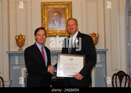 Programma di premiazione del Dipartimento 2006 nella sala Benjamin Franklin, con il Sottosegretario agli Affari politici R. Nicholas Burns e il Direttore Generale del Servizio Esteri George Staples tra i funzionari a disposizione Foto Stock