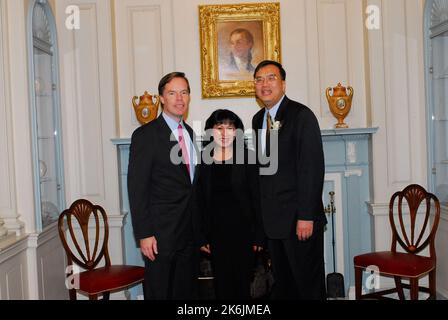 Programma di premiazione del Dipartimento 2006 nella sala Benjamin Franklin, con il Sottosegretario agli Affari politici R. Nicholas Burns e il Direttore Generale del Servizio Esteri George Staples tra i funzionari a disposizione Foto Stock