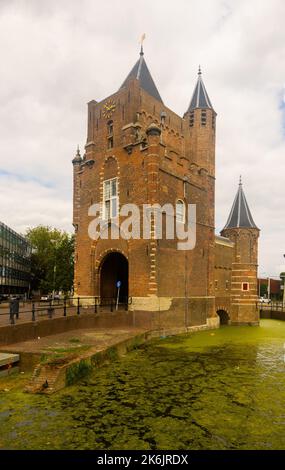 Paesaggio estivo con vista sull'Amsterdam Poort nella città di Haarlem Foto Stock