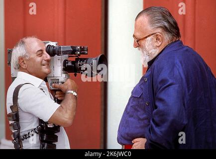 Il regista Sergio Leone con il direttore della fotografia Tonino degli Colli fotografato a Venezia (Italia) nel 1984 Sergio Leone - l'italiano che ha inventato l'America, prodotto da Sky Studios e Sky Italia con Leone Film Group, l'azienda gestita dai figli di Sergio, offre il documentario, oltre a quello di Miller, Testimonianze di personaggi come Clint Eastwood, Robert De Niro, Martin Scorsese, Steven Spielberg, Jennifer Connelly, Quentin Tarantino, Giuseppe Tornatore, Darren Aronofsky, Ennio Morricone, Carlo Verdone, Damien Chazelle, Eli Wallach, Arnon Milchan, Jacques Audiard, Tsui Hark, D Foto Stock