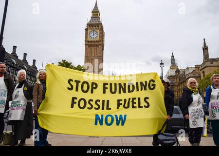 Londra, Regno Unito. 14th ottobre 2022. Manifestanti in Piazza del Parlamento. I manifestanti della ribellione di estinzione si sono riuniti a Westminster chiedendo di intervenire sulla crisi climatica e sulle bollette dell'energia alle stelle. Credit: Vuk Valcic/Alamy Live News Foto Stock