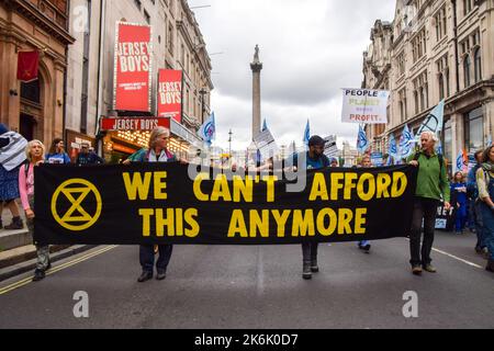 Londra, Inghilterra, Regno Unito. 14th Ott 2022. I manifestanti marciano a Whitehall. I manifestanti della ribellione di estinzione si sono riuniti a Westminster chiedendo di intervenire sulla crisi climatica e sulle bollette dell'energia alle stelle. (Credit Image: © Vuk Valcic/ZUMA Press Wire) Foto Stock