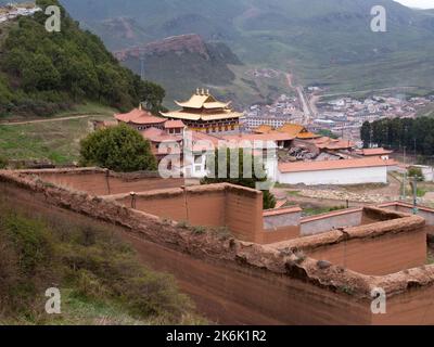 Vista della città e della campagna circostante dal monastero tibetano (Serti Gompa) a Langmusi. Sertri Gompa / Monastero di Dacanglang (Dacanglangmu Saichisi). Un famoso Lamasery a Langmusi, Gansu, Cina. PRC. L'edificio in primo piano sembra essere una parte abbandonata del complesso. (126). Foto Stock