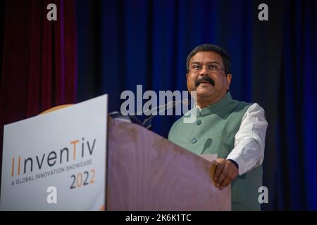 Delhi, India. 14th Ott 2022. Dharmendra Pradhan Union Minister for Education and Skill Development and Entrepreneurship durante la giornata inaugurale di IInvenTiv 2022, la prima vetrina di ricerca e sviluppo di tutti gli IITs (indian Institute of Technology) presso l'Indian Institute of Technology. IInvenTiv 2022 è una fiera di R&S (ricerca e sviluppo) organizzata sotto la supervisione di un comitato direttivo guidato dal Dr. Pawan Goenka, Presidente, Bog (Consiglio dei Governatori) IIT e l'evento segna l'incontro di tutti i 23 ITS sotto un unico ombrello per mostrare le loro rispettive ricerche e innovazioni Foto Stock