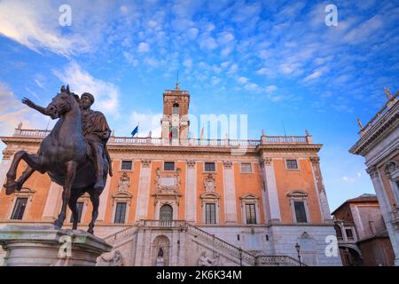 Il Campidoglio a Roma: Statua dell'imperatore romano Marco Aurelio a cavallo di fronte al Palazzo Senatorio. Foto Stock