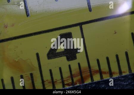 Primo piano del nastro di misurazione giallo che indica la misura 4 Foto Stock