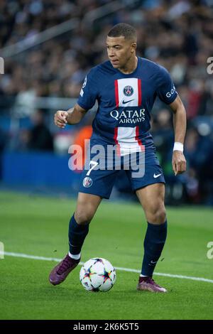 PARIGI, FRANCIA - 11 OTTOBRE: Kylian Mbappe di Parigi Saint-Germain palla di controllo durante la UEFA Champions League gruppo H partita tra Parigi Saint-Germa Foto Stock