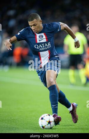 PARIGI, FRANCIA - 11 OTTOBRE: Kylian Mbappe di Parigi Saint-Germain palla di controllo durante la UEFA Champions League gruppo H partita tra Parigi Saint-Germa Foto Stock