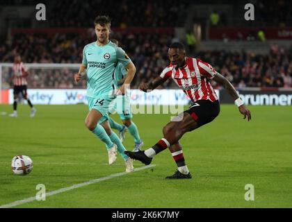 Londra, Regno Unito. 14th Ott 2022. 14th ottobre 2022; GTECH Community Stadium, Brentford, Londra, Inghilterra; Premier League football, Brentford contro Brighton e Hove Albion: Ivan Toney di Brentford incrociando la palla nella scatola di Brighton Credit: Action Plus Sports Images/Alamy Live News Foto Stock