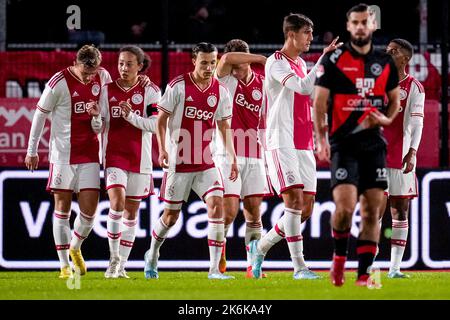 ALMERE, PAESI BASSI - 14 OTTOBRE: Lorenzo Lucca di Ajax U23 festeggia dopo aver segnato il secondo gol delle sue squadre, Kristian Hlynsson di Ajax U23, Christian Rasmussen di Ajax U23, Kian Fitz-Jim di Ajax U23 durante la partita olandese di Keukenkampioendivie tra Almere City e Ajax U23 a Yanmar Stadion il 14 ottobre, 2022 in Almere, Olanda (Foto di Patrick Goosen/Orange Pictures) Credit: Orange Pics BV/Alamy Live News Foto Stock