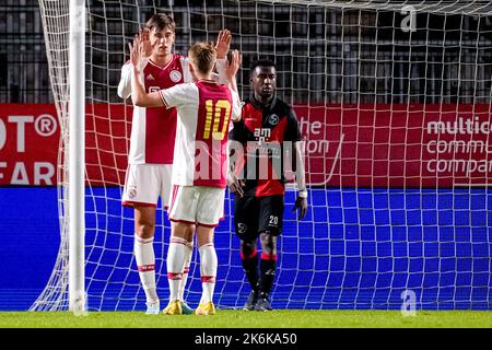 ALMERE, PAESI BASSI - 14 OTTOBRE: Lorenzo Lucca di Ajax U23 festeggia dopo aver segnato il secondo gol delle sue squadre, Kristian Hlynsson di Ajax U23 durante la partita olandese di Keukenkampioendivisie tra Almere City e Ajax U23 allo Yanmar Stadion il 14 ottobre 2022 ad Almere, Paesi Bassi (Foto di Patrick Goosen/Orange Pictures) Credit: Orange Pics BV/Alamy Live News Foto Stock