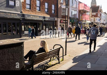 Salisbury Wiltshire, regno unito, 10, ottobre 2022, shopping e turisti su una strada trafficata Foto Stock