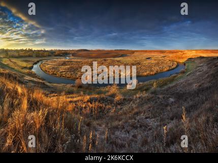 Nebbia sul fiume la mattina presto in un giorno di autunno. Natura dell'Ucraina Foto Stock