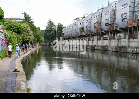 Grand Union Walk Housing presso il Regents Canal a Camden Town, Londra Inghilterra Regno Unito Regno Unito Foto Stock