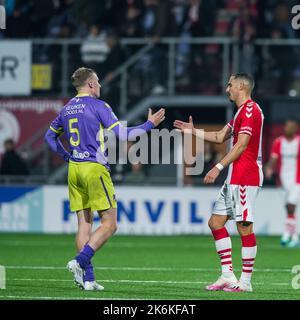 EMMEN - punti divisi alla partita Emmen - Volendam (lr) Derry Murkin di FC Volendam, Rui Mendes o FC Emmen durante la partita olandese di Eredivie tra FC Emmen e FC Volendam a De Oude Meerdijk il 14 ottobre 2022 a Emmen, Paesi Bassi. ANP COR LASKER Credit: ANP/Alamy Live News Foto Stock