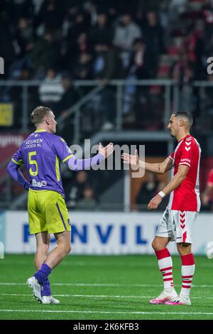 EMMEN - punti divisi alla partita Emmen - Volendam (lr) Derry Murkin di FC Volendam, Rui Mendes o FC Emmen durante la partita olandese di Eredivie tra FC Emmen e FC Volendam a De Oude Meerdijk il 14 ottobre 2022 a Emmen, Paesi Bassi. ANP COR LASKER Credit: ANP/Alamy Live News Foto Stock