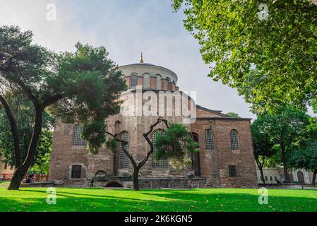 ISTANBUL, TURCHIA - 8 AGOSTO 2021: Antica chiesa ortodossa bizantina di Hagia Irene nella città di Istanbul, Turchia Foto Stock