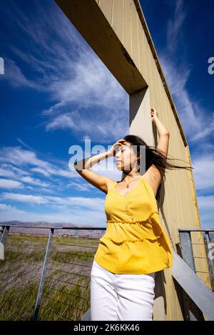 Lifestyle | Ritratto di una giovane donna in una porta alla natura Foto Stock