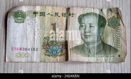 1 yuan cinese sfondo banconota, vecchio indossato con grande texture sfondo, vista dall'alto. Foto Stock