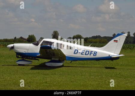 Germania, Baden-Württemberg, Tannheim: D-EDFB Piper PA.28-181 Archer II (c/n 8190131). Foto Stock