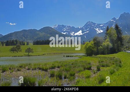 Germania, alta Baviera, Mittenwald: Vista dei monti Karwendel dal Lago di Wilden nella Valle dell'Isar. Foto Stock