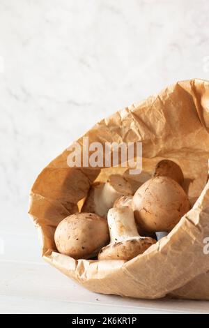 Funghi di castagno in un sacchetto di carta marrone. Imballaggi compostabili per il riciclaggio ecocompatibili. Foto Stock