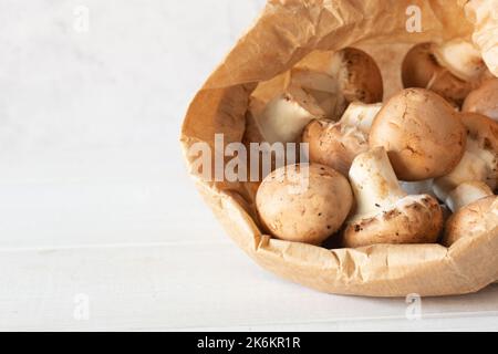 Funghi di castagno in un sacchetto di carta marrone. Imballaggi compostabili per il riciclaggio ecocompatibili. Foto Stock
