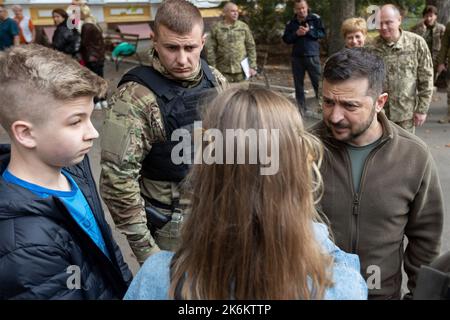 Kiev, Ucraina. 14th Ott 2022. Il presidente ucraino Volodymyr Zelenskyy, a destra, parla con i cittadini durante una visita in un ospedale militare in onore della Giornata dei difensori dell'Ucraina, 14 ottobre 2022 a Kyiv, Ucraina. Credit: Ufficio stampa presidenziale Ucraina/Presidenza Ucraina/Alamy Live News Foto Stock