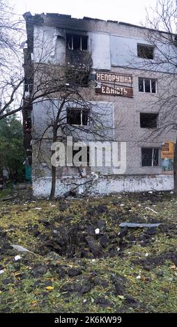 Un edificio di appartamenti si trova distrutto dopo molteplici attacchi missilistici Foto Stock