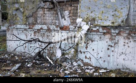 Un edificio di appartamenti è distrutto dopo uno sciopero missilistico. Foto Stock