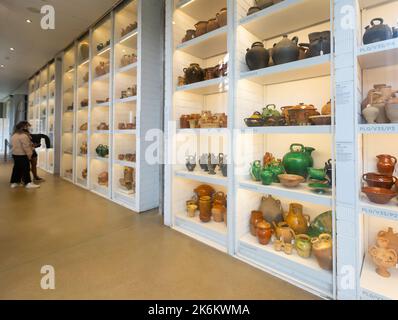 Collezione di manufatti in stoviglie nel museo dell'etnologia di Barcellona, Spagna Foto Stock