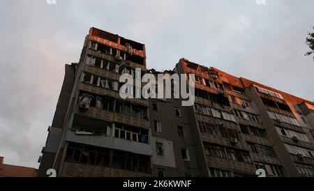 Un edificio di appartamenti è distrutto dopo uno sciopero missilistico. Foto Stock