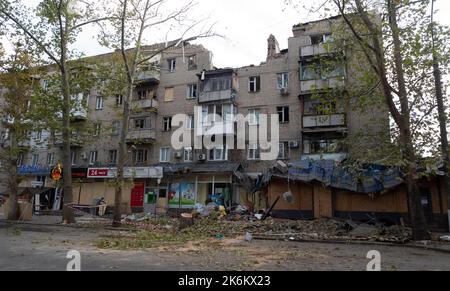 Un edificio di appartamenti è distrutto dopo uno sciopero missilistico. Foto Stock