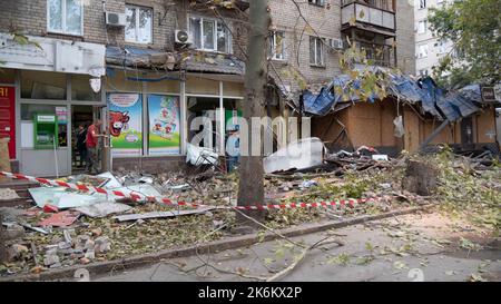 Un edificio di appartamenti è distrutto dopo uno sciopero missilistico. Foto Stock